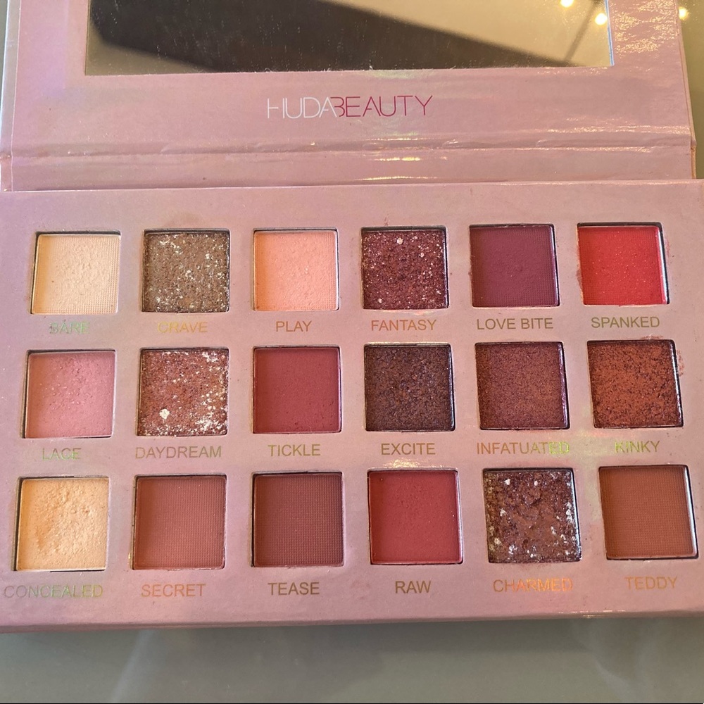 HUDA Beauty New Nudes Eyeshadow Palette